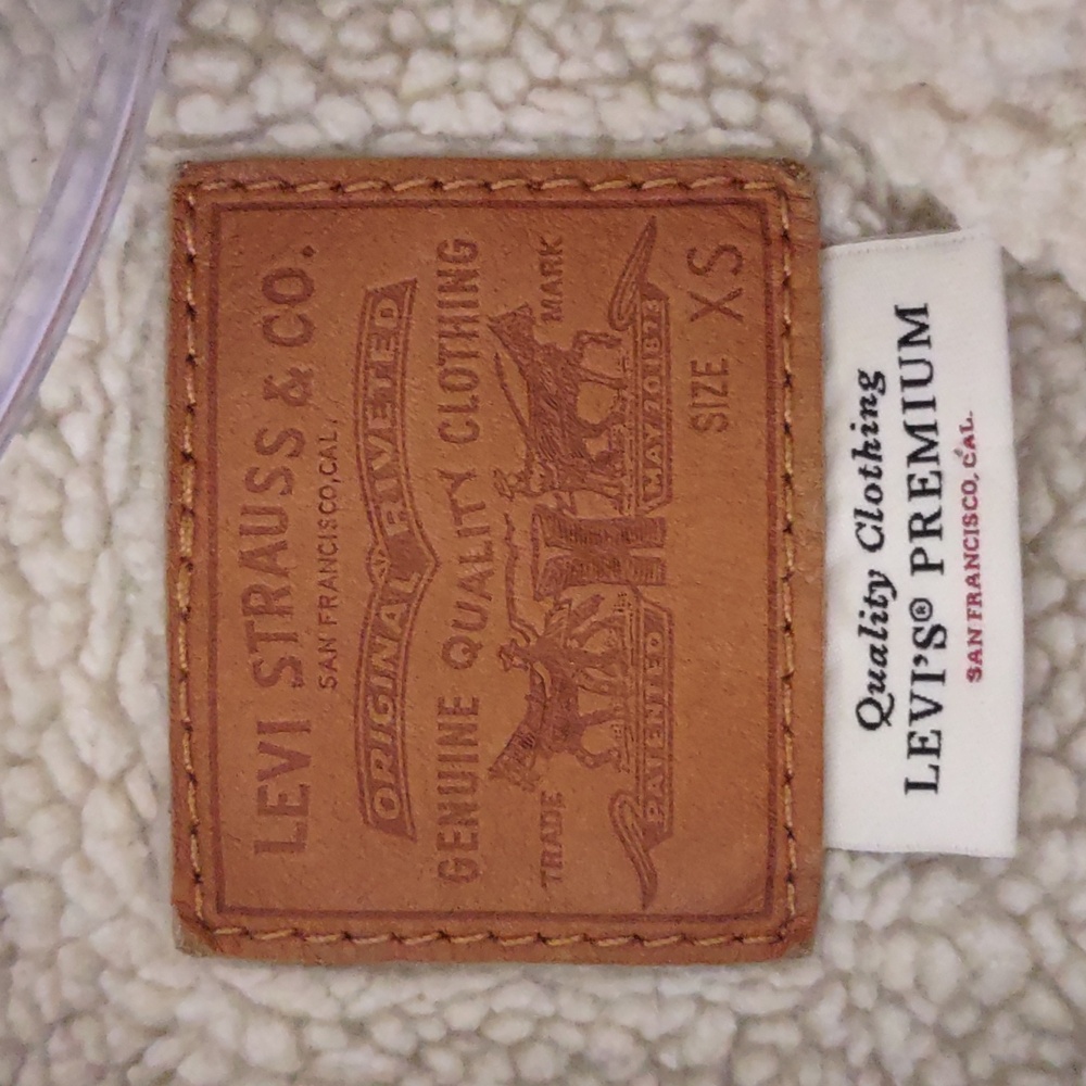 Levi's Women's Medium Wash Sherpa Trucker Jacket - Picture 7 of 9